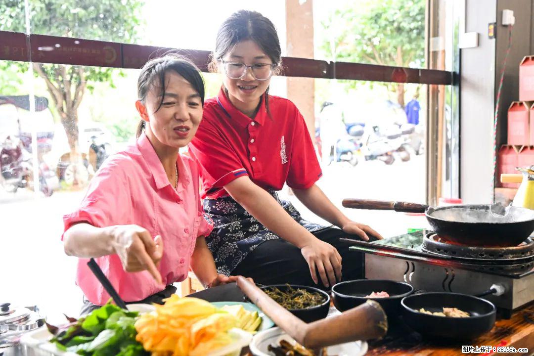 全网追的“扁担女孩”，找了一份暑假工，时薪12元 - 阿坝生活资讯 - 阿坝28生活网 ab.28life.com