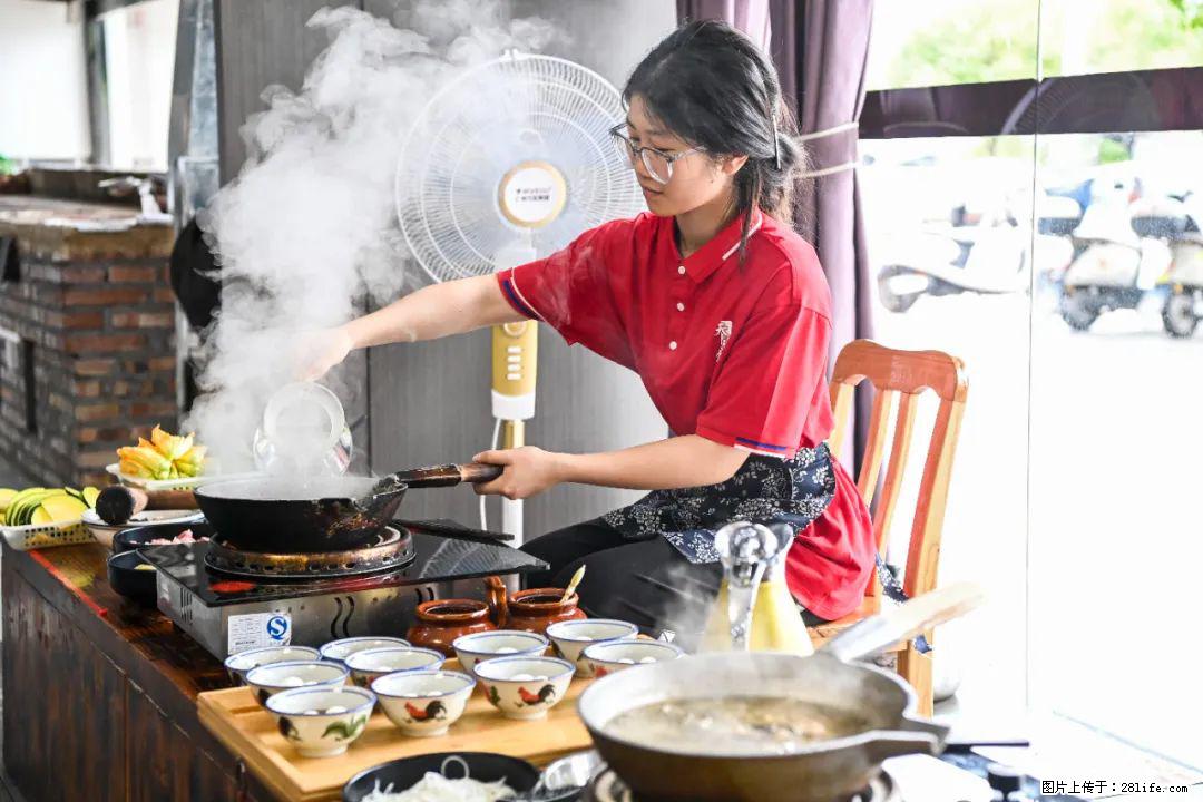 全网追的“扁担女孩”，找了一份暑假工，时薪12元 - 阿坝生活资讯 - 阿坝28生活网 ab.28life.com